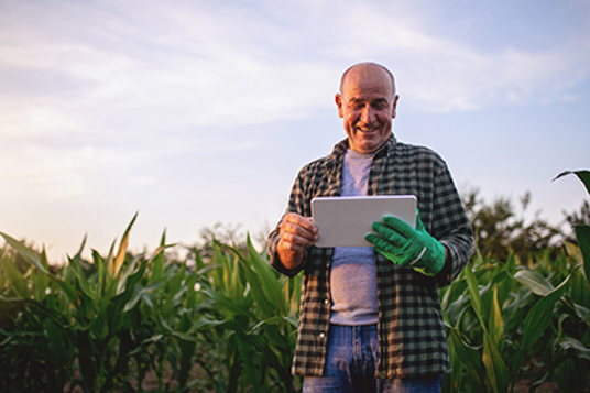 Agrimedia boer met tablet