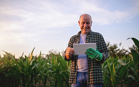 Agrimedia boer met tablet